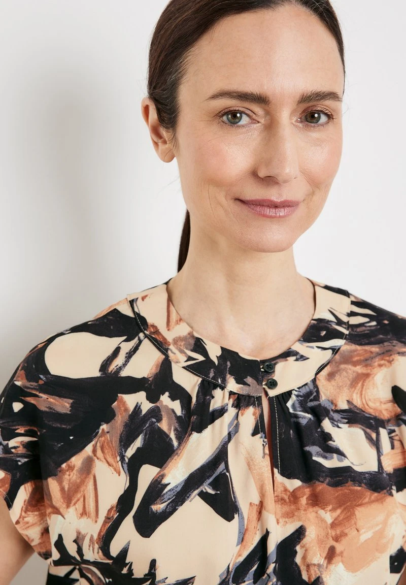 Gerry Weber KURZARM GEMUSTERTES MIT GEKNÖPFTEM - Bluse - Ecru Weiss Schwarz Druck 5 Gerry Weber KURZARM GEMUSTERTES MIT GEKNÖPFTEM - Bluse - Ecru Weiss Schwarz Druck – Bild 3