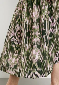 Gerry Weber WEIT LANGER MIT ALLOVER MUSTER - A-Linien-Rock - Ecru Weiss Grün Druck -Dein Mode Laden 67ed39e531814d86b40379c46b715876