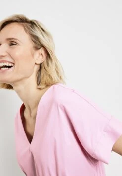 Gerry Weber MIT ÜBERSCHNITTENEM ÄRMEL - Freizeitkleid - Powder Pink -Dein Mode Laden a139ae02819c47598551f644fe07d2dd