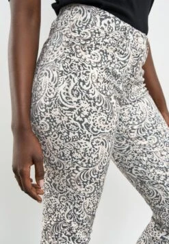 Gerry Weber VERKÜRZT GEMUSTERT BEST4ME - Jeans Slim Fit - Schwarz/ecru Weiss Druck -Dein Mode Laden c25467baa2a447d89819c29f6904e0a9