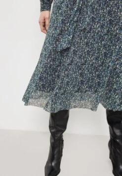 Gerry Weber IN WICKELOPTIK - Freizeitkleid - Blau Grün Druck -Dein Mode Laden cbd7fa97a19a4a0f88c65ec2fe764967